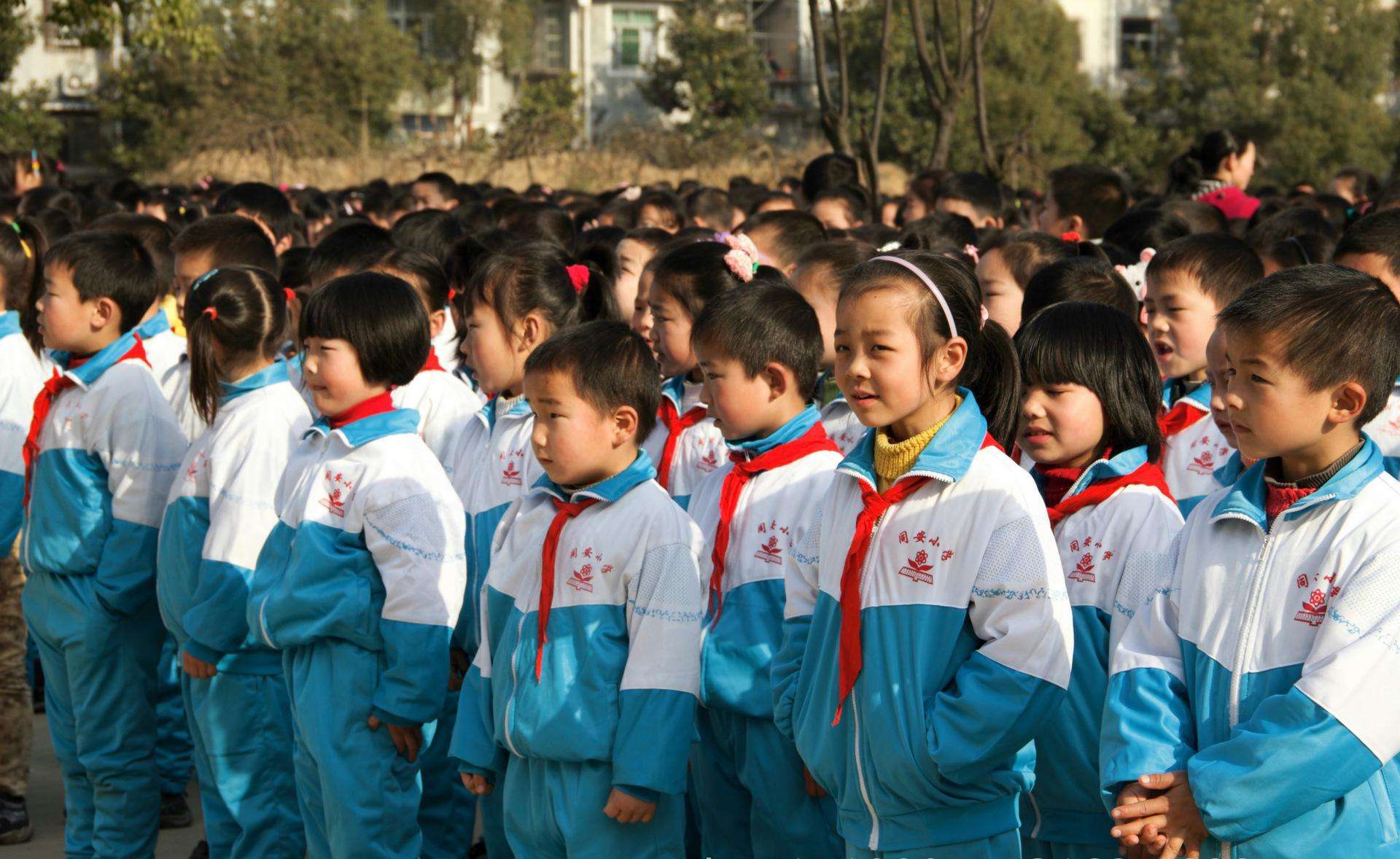 昆明中小學(xué)生校服 昆明中小學(xué)生校服